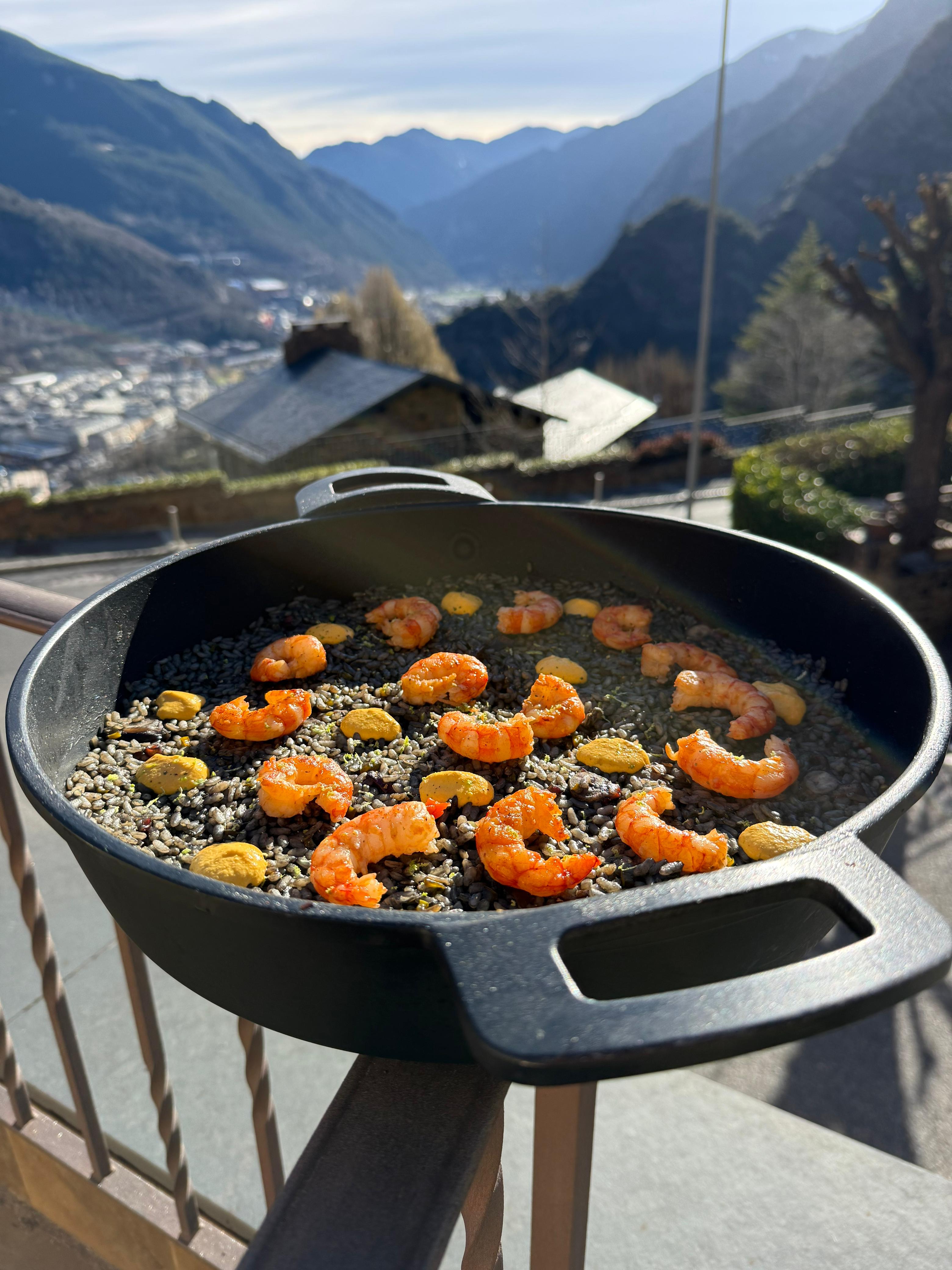 Arròs negre amb gambes, cuinat a domicili a Andorra